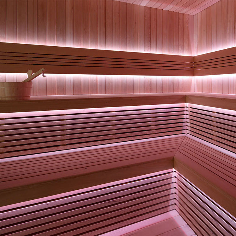 Hochwertiger Sauna-Innenraum mit rosa LED-Beleuchtung und Sitzbänken aus Hemlockholz