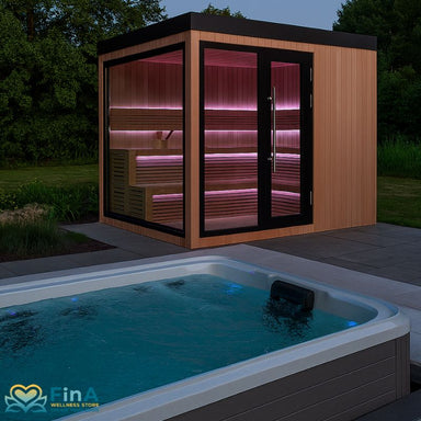 Moderne Gartensauna AWT THE CUBE X7-L aus Hemlock mit LED-Innenbeleuchtung in stilvollem Gartenambiente, direkt neben einem beleuchteten Swim Spa – perfekte Kombination aus Design, Wellness und Funktionalität im Außenbereich.