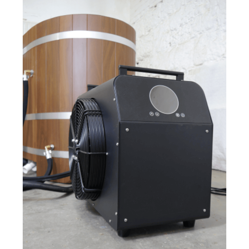 Blumenberg Kühlgerät angeschlossen an Holz-Bottich – ideales Setup für erfrischende Eisbäder