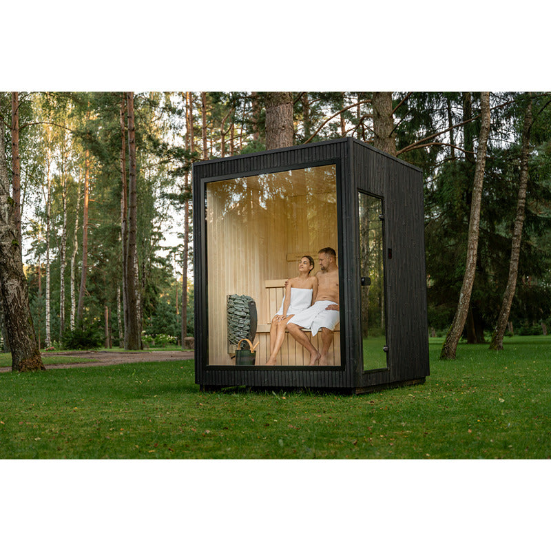 Celsium Jonas Small Gartensauna mit Glasfront im Garten – moderne Outdoor Sauna aus Holz für vier Personen mit klarer Architektur und warmem Innenraumdesign.