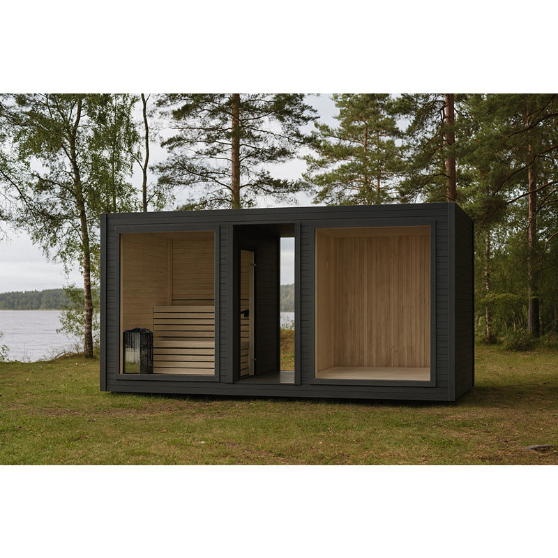 Moderne Gartensauna Tauras View mit dunkler Holzverkleidung und Glasfront, freistehend inmitten eines Waldes am Seeufer – harmonische Verbindung von Design und Natur.