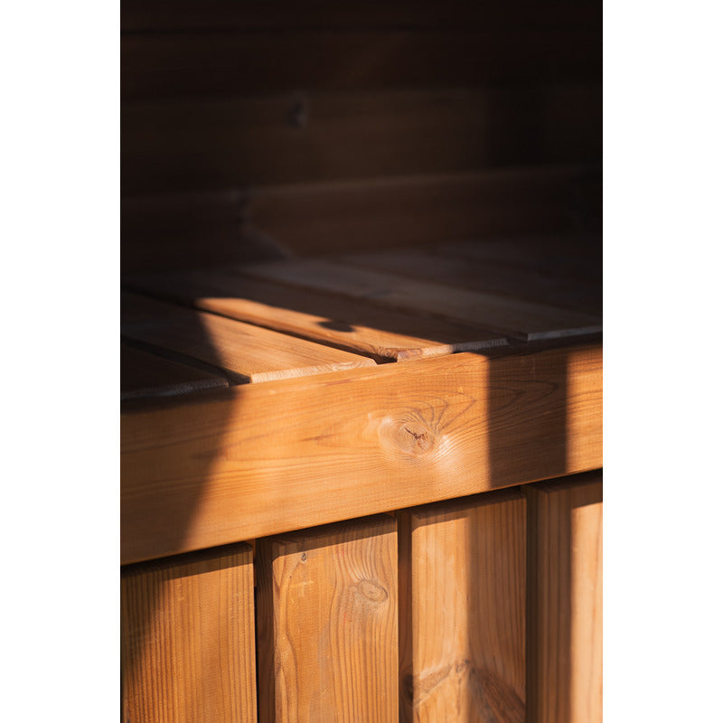 Detail der Sitzfläche in der Ula Micro Sauna – naturbelassenes Holz mit warmer Lichtstimmung