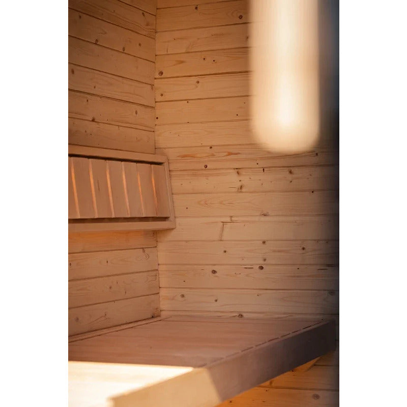Detailaufnahme der Sitzbank in der Ula Micro Sauna – naturbelassenes Lindenholz für hohen Komfort