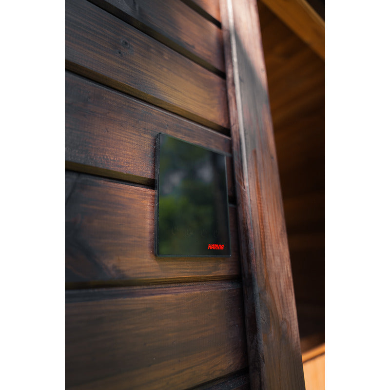 Außenwand der Ula Micro Sauna mit Harvia-Bedienfeld – elegante Integration moderner Steuerungstechnik