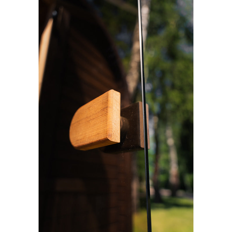 Holzgriff der Glastür der Celsium Ula Micro Sauna – funktionales Detail mit edler Haptik