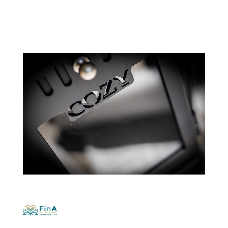 Nahaufnahme der Tür des COZY 18 Saunaofens mit COZY-Logo – stilvolles Design für hochwertige Holzsauna-Heizung