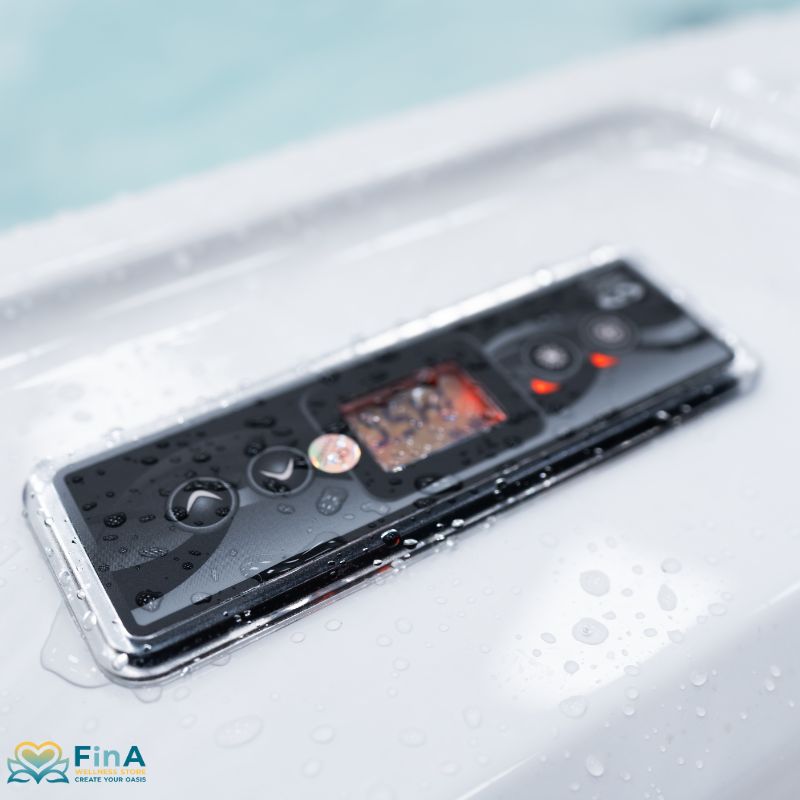 Spritzwassergeschütztes Bedienfeld des FinA Aqualora mit intuitiver Temperatur- und Funktionssteuerung – modernes Steuerungssystem für einfache Handhabung.