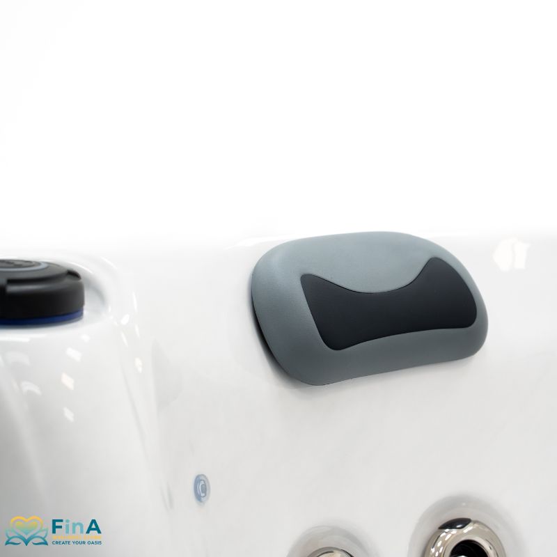 Hochwertiges Kopfpolster des FinA Aqualora Whirlpools in Grau-Schwarz – ergonomisch geformt für entspannte Nackenstütze beim Baden.