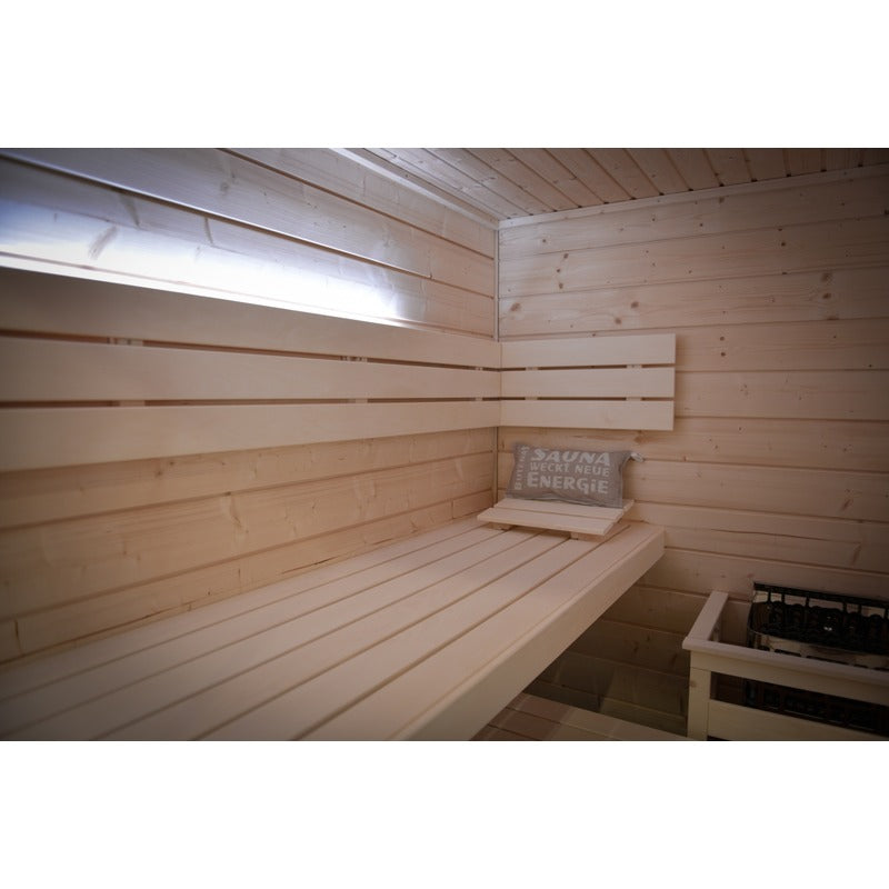 Draufsicht auf die FinA Wellness Frieda Sauna mit Glasfront und heller Holz-Inneneinrichtung