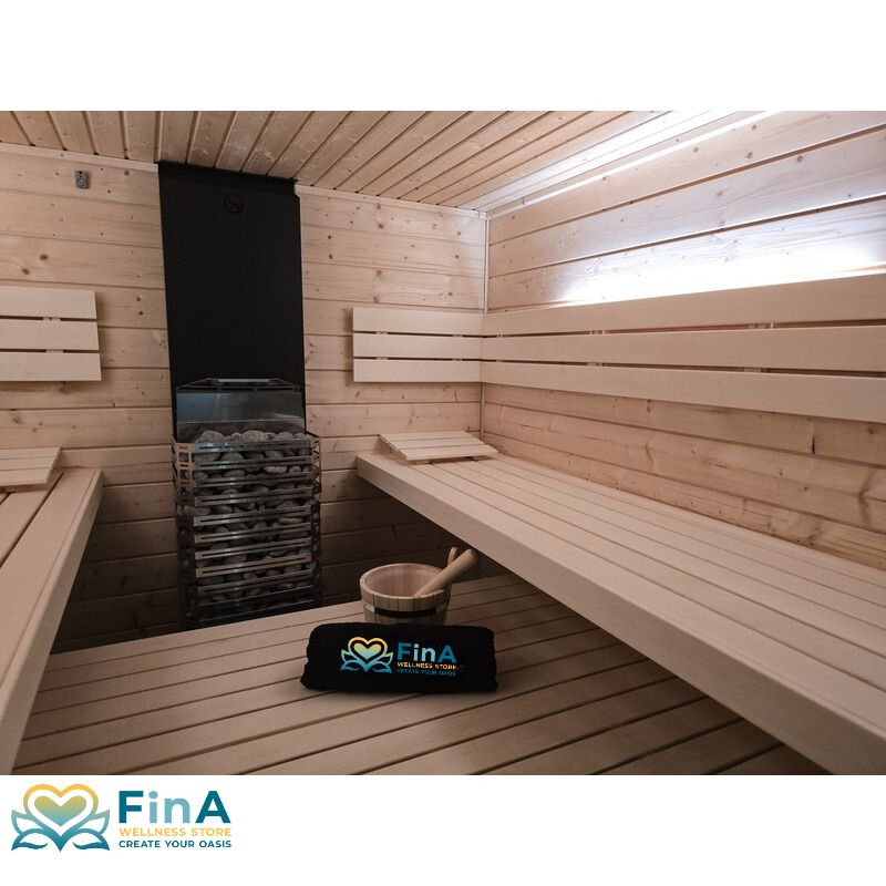 Innenansicht der Frieda Lux Sauna mit Saunaofen und Holzliegen – moderne Wellnesskabine