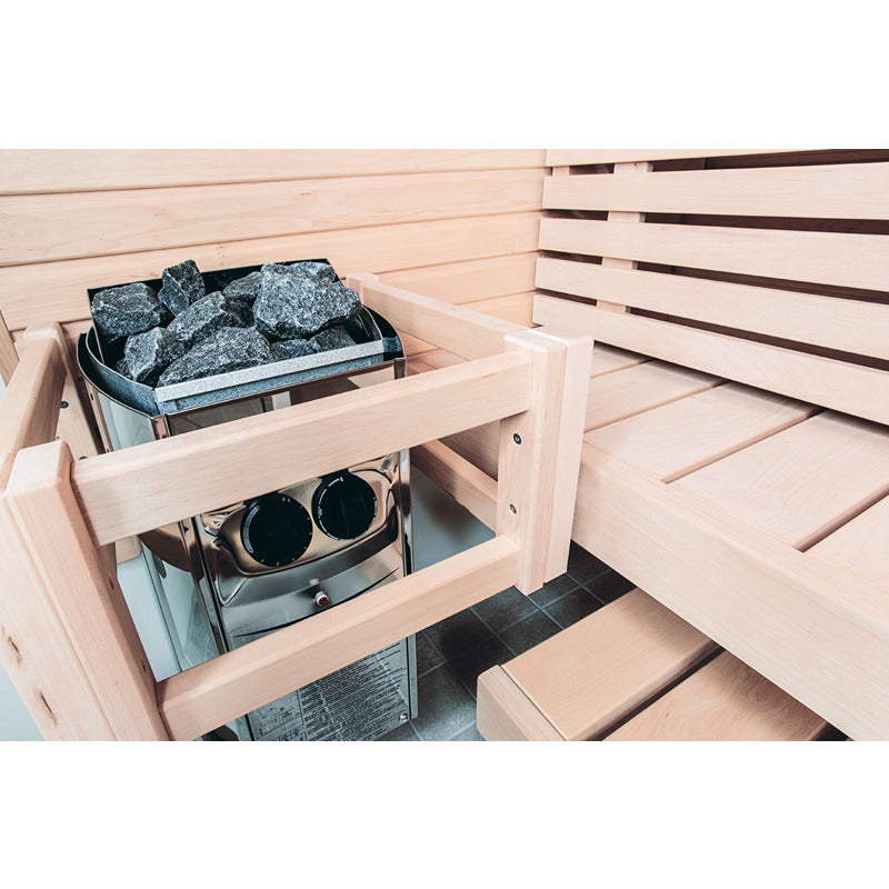 Nahaufnahme des Harvia Vega Compact Saunaofens mit Saunasteinen und umlaufendem Holzschutz in einer kompakten Sauna.
