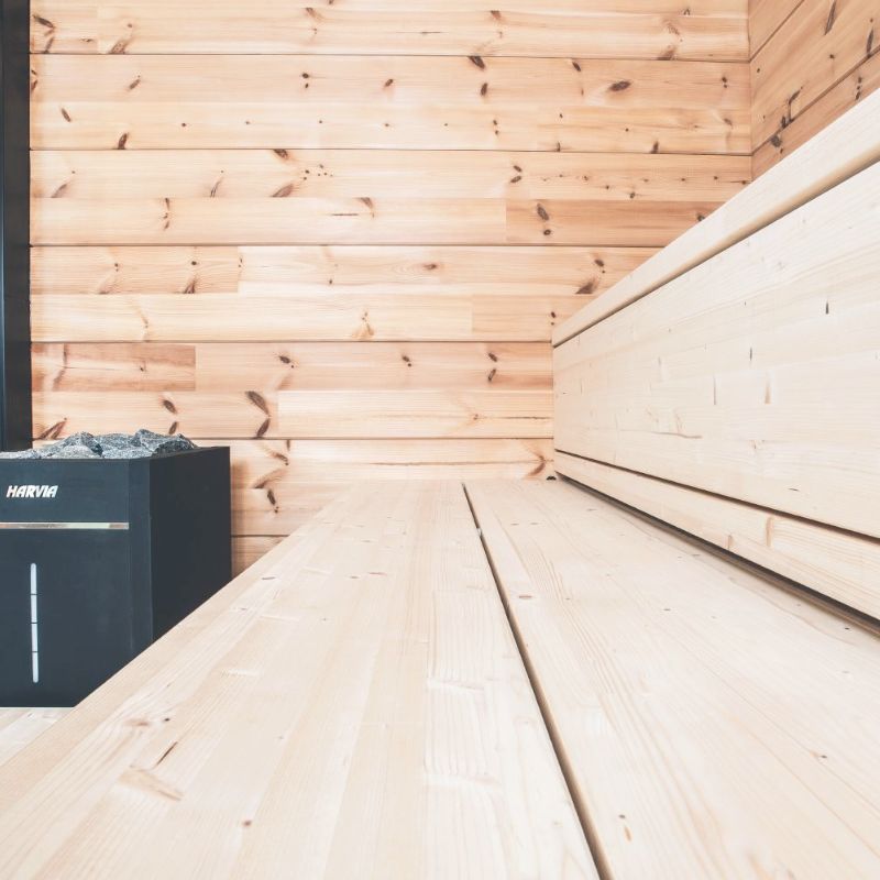 Nahaufnahme des Harvia Virta Combi Saunaofens in einer hochwertigen Saunakabine – klare Linienführung, dezentes Design und harmonisches Zusammenspiel mit hellem Holz.
