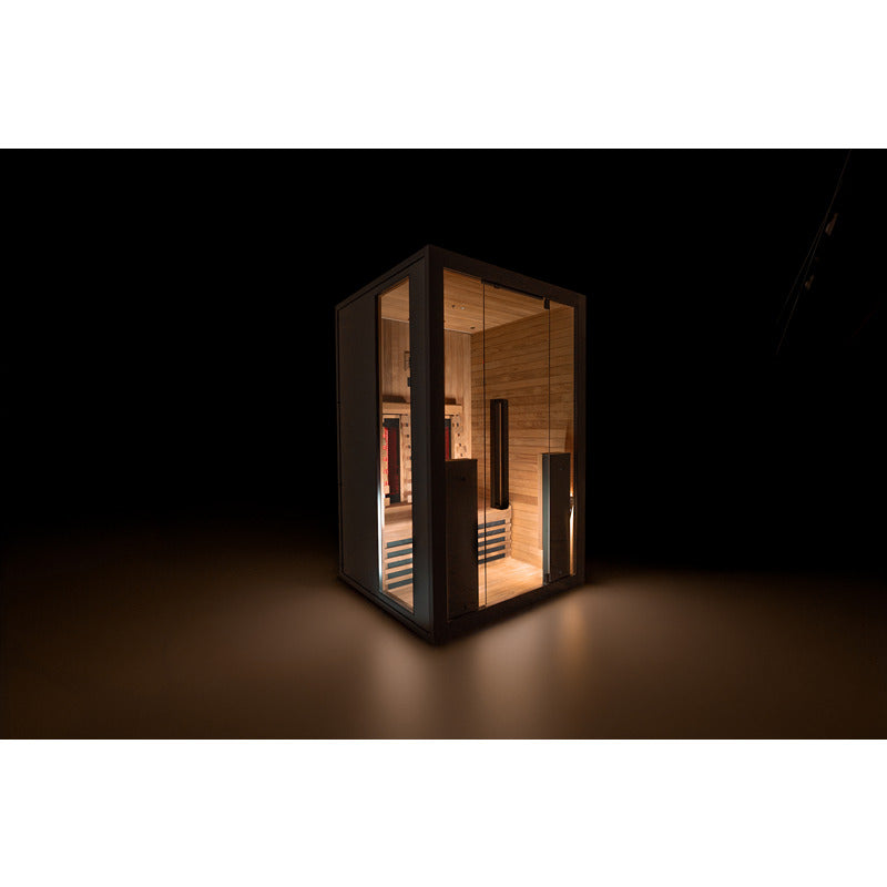 Beleuchtete Infrarotkabine im dunklen Raum – edle Materialkombination aus Holz und Glas