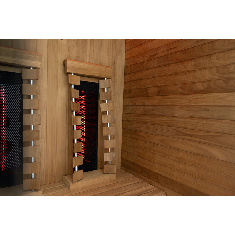 Detailaufnahme der Rückwandstrahler in der Infrarotkabine – elegante Kombination aus Holz und Technik