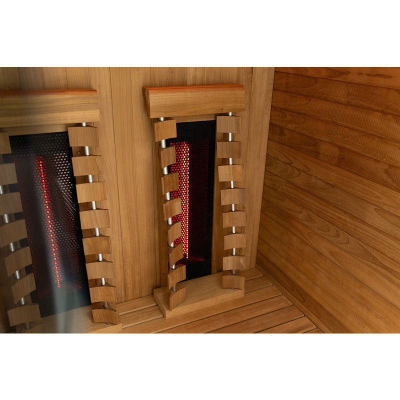 Innenansicht der Infrarotkabine mit zwei vertikal angeordneten Keramikstrahlern und Holzverkleidung