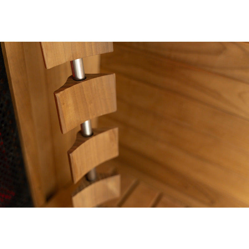 Nahaufnahme der ergonomischen Holzschutzgitter vor den Infrarotstrahlern im Innenraum