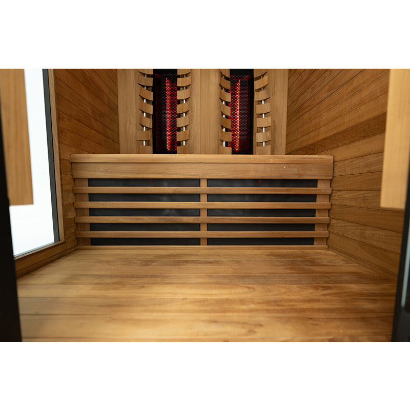 Große Holzsitzbank im Inneren der Kabine mit Blick auf die Rückenstrahler – komfortabel und hochwertig