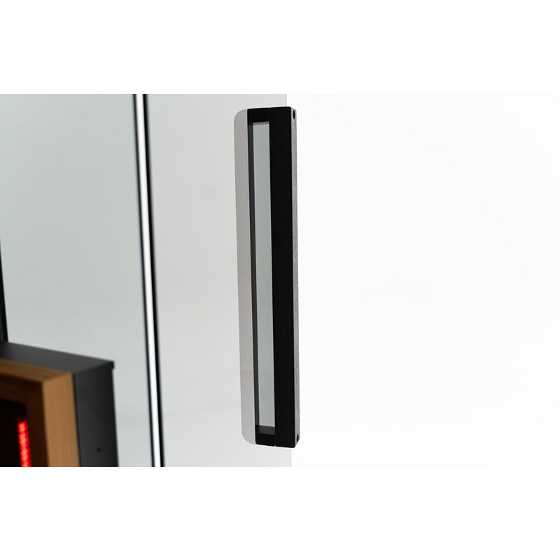 Detail des schwarzen Türgriffs aus Aluminium an der Glasfront der Infrarotkabine