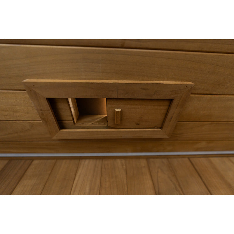 Nahaufnahme des Holzlüftungsschiebers im Innenraum der Infrarotkabine