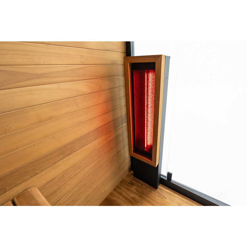 Detailansicht eines vertikal montierten Infrarotstrahlers mit Holzrahmen in der Kabine