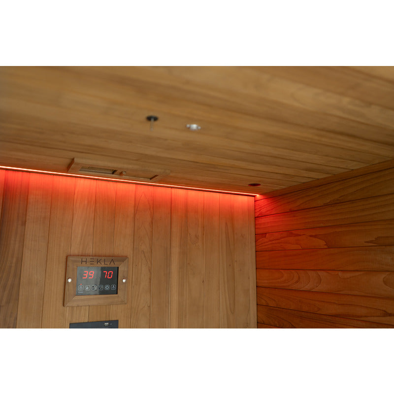 LED-Beleuchtung im Deckenbereich der Kabine mit integrierter Temperaturanzeige von HEKLA