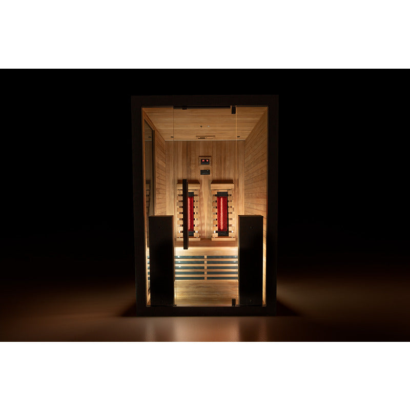 Frontansicht der beleuchteten Infrarotkabine bei Dunkelheit – klare Sicht auf die Rückenstrahler