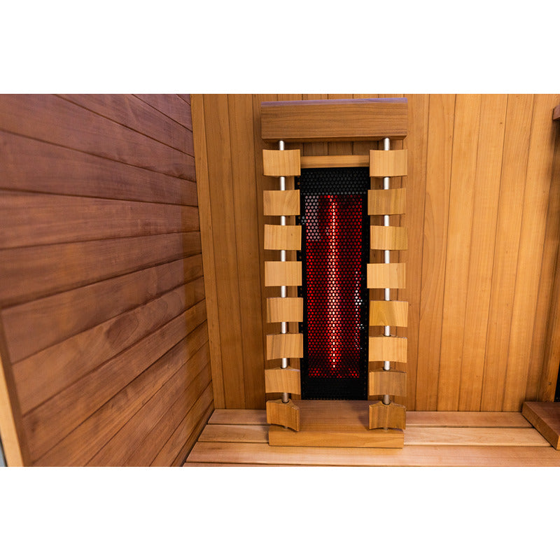 Detailaufnahme eines einzelnen Rückenstrahlers mit Schutzgitter in edler Holzverkleidung