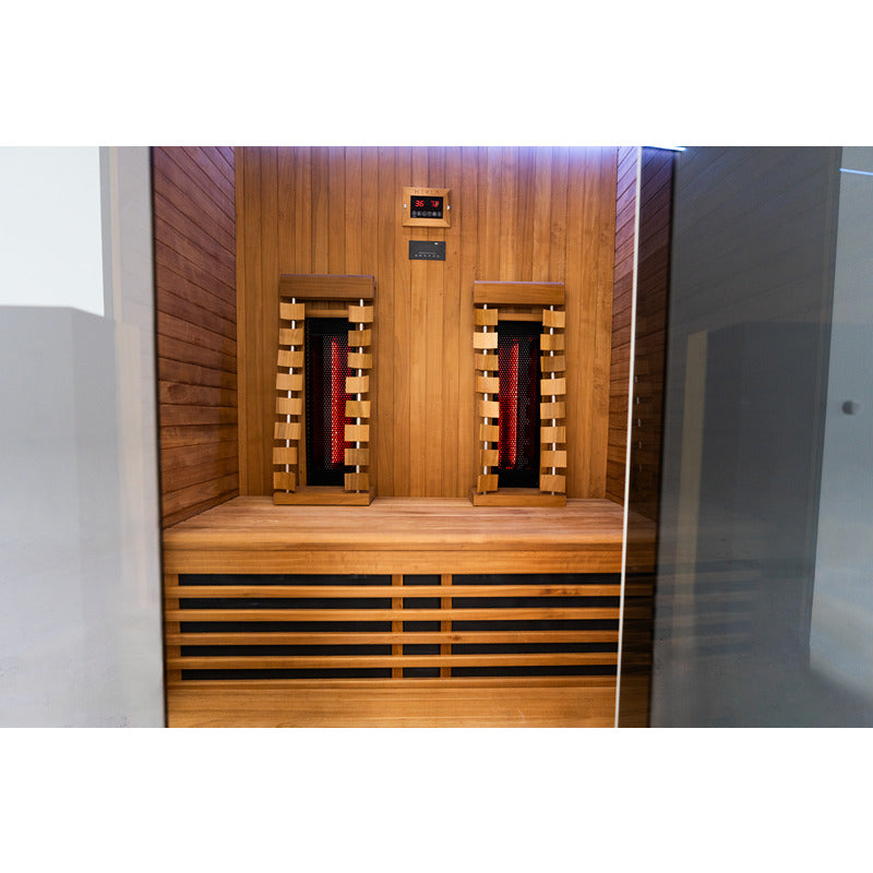 Frontaler Blick in die Kabine auf zwei Keramik-Infrarotstrahler und digitales Bedienelement an der Rückwand