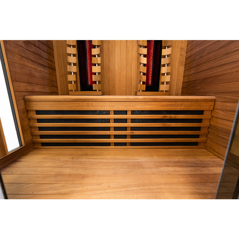 Innenansicht der Infrarotkabine mit großzügiger Holzsitzbank und sichtbaren Rückenstrahlern