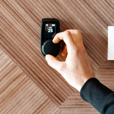 Huum-UKU-CLASSIC-Saunasteuerung-Person-bedient