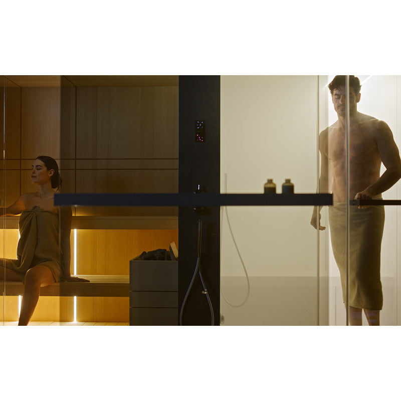Novellini Celsius Patio – Frau in der Sauna und Mann im Hammam-Modul des Premium-Wellnesssystems