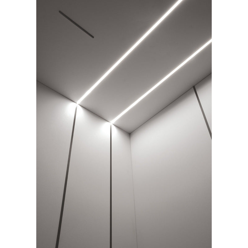 Deckenbeleuchtung mit integrierten LED-Lichtlinien in der Novellini Celsius Hammam Dampfbadkabine – minimalistisches Design mit indirektem Licht.