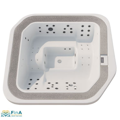 Top-Ansicht des Novellini Moon Outdoor Whirlpools für bis zu 7 Personen mit integrierten Massagedüsen, ergonomischen Sitzen und modernem Bedienfeld – freistehend in elegantem Design mit umlaufendem Gitterrand.