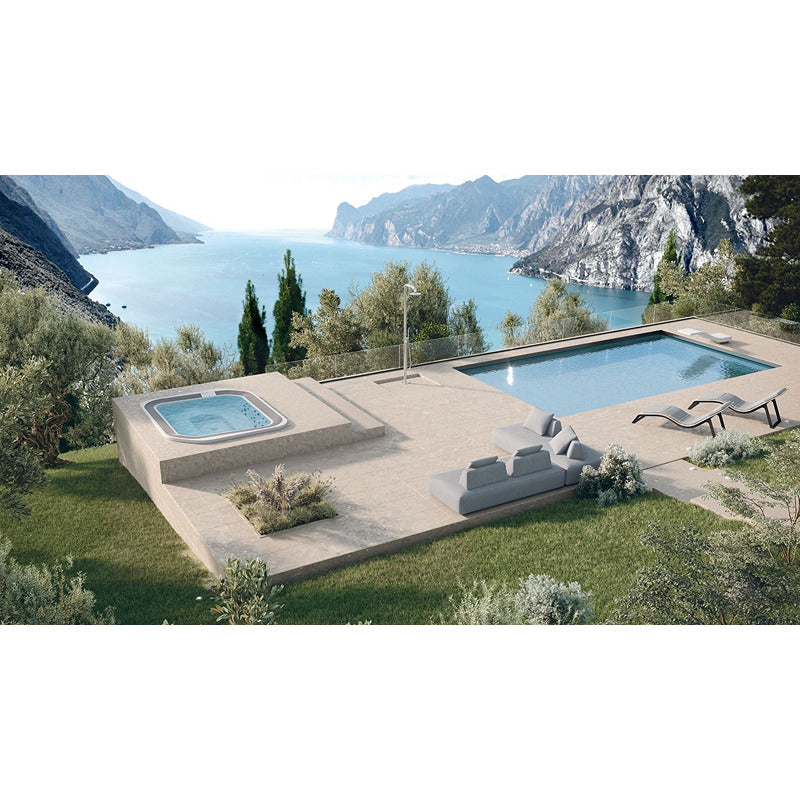 Exklusiver Außenbereich mit Novellini Moon Whirlpool, Poolanlage und Lounge – mediterrane Landschaft mit Seeblick in luxuriösem Setting.