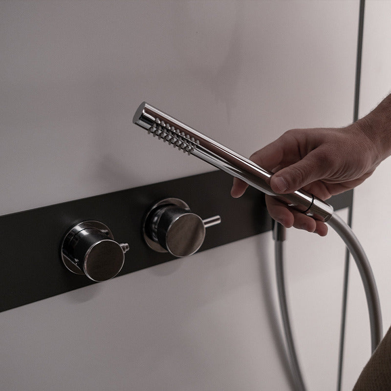 Hochwertige Handbrause mit minimalistischer Steuerung in der Celsius Hammam Dampfdusche von Novellini – funktional und formschön.
