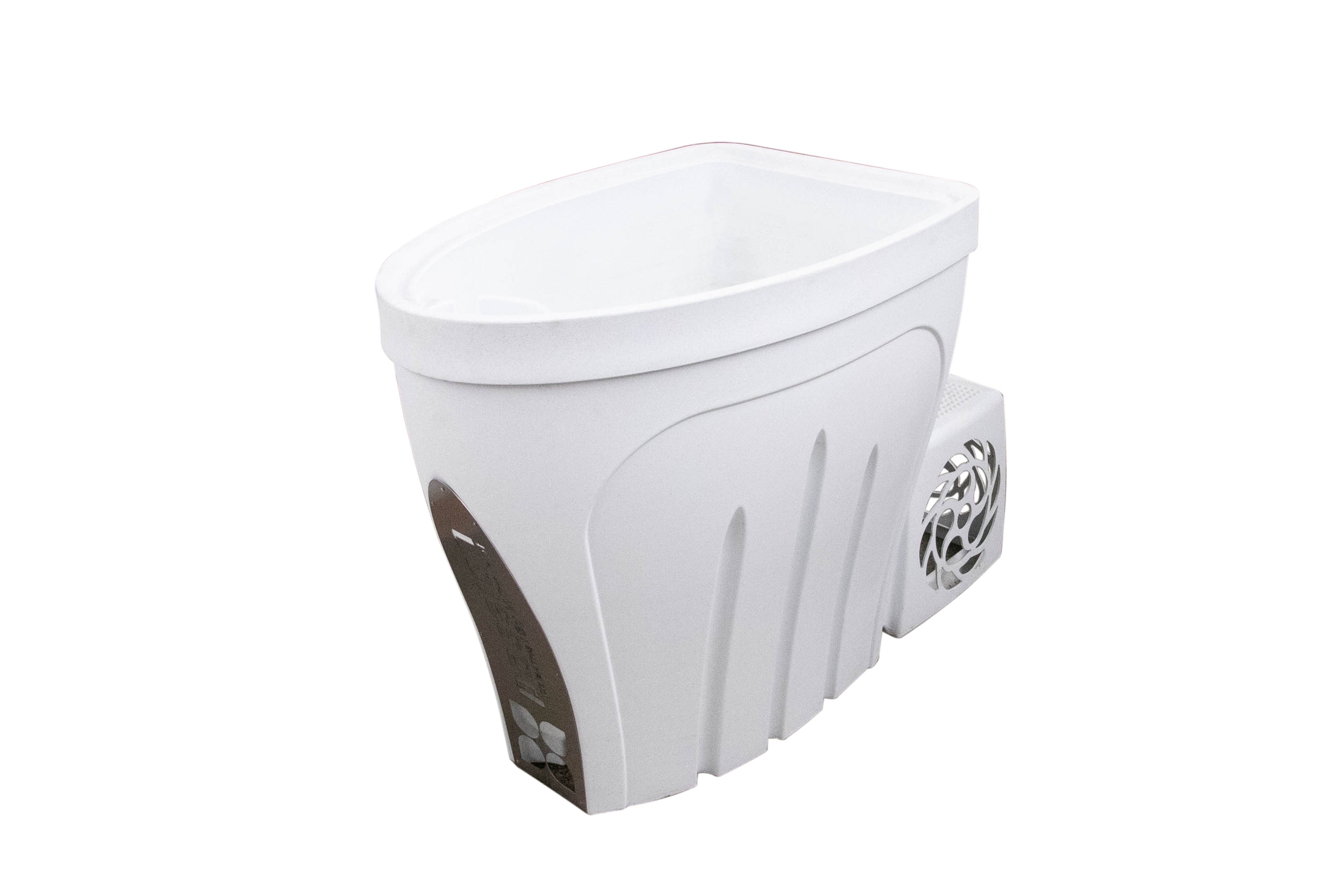 Elegantes, weißes Eisbad mit integriertem Kühlsystem und isolierendem Deckel.