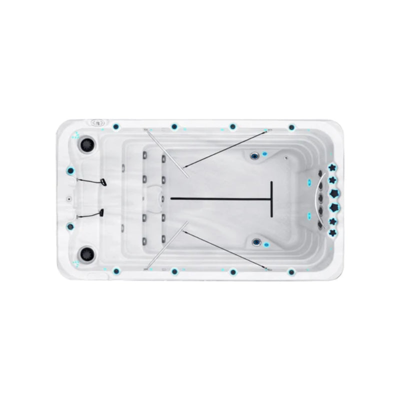Das Bild zeigt den Swim Spa in voller Grรถรe mit seinem eleganten Design und den integrierten Swim Jets.