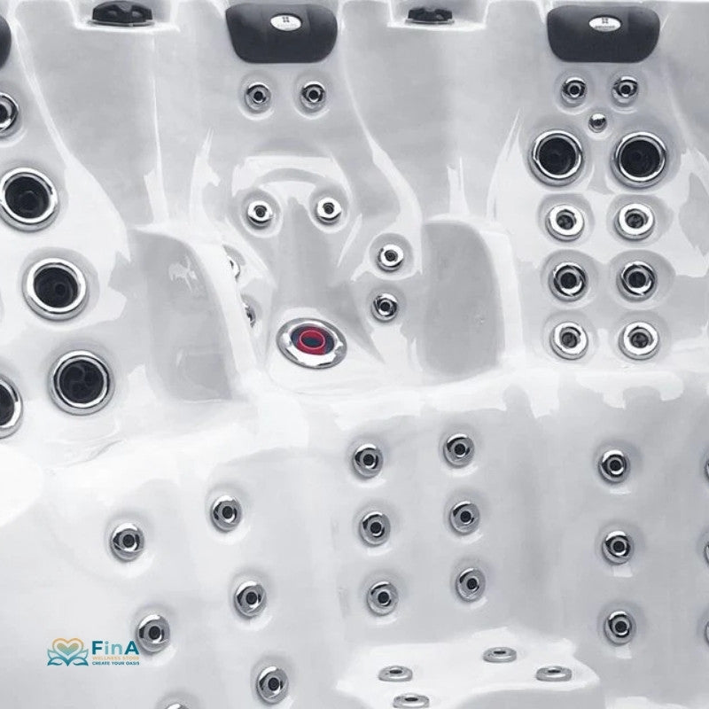 Innenansicht des Passion Spas Activity 2 mit 58 Edelstahl-Düsen, ergonomischen Loungern und LED-Elementen – perfekt für Sport, Regeneration und Wellness.