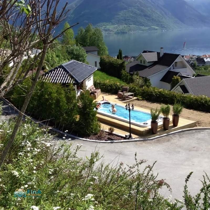 Luxuriöser Swim Spa Activity 2 von Passion Spas im Garten installiert – Wellness-Erlebnis mit Aussicht, ideal für Fitness, Entspannung und Schwimmen zuhause.
