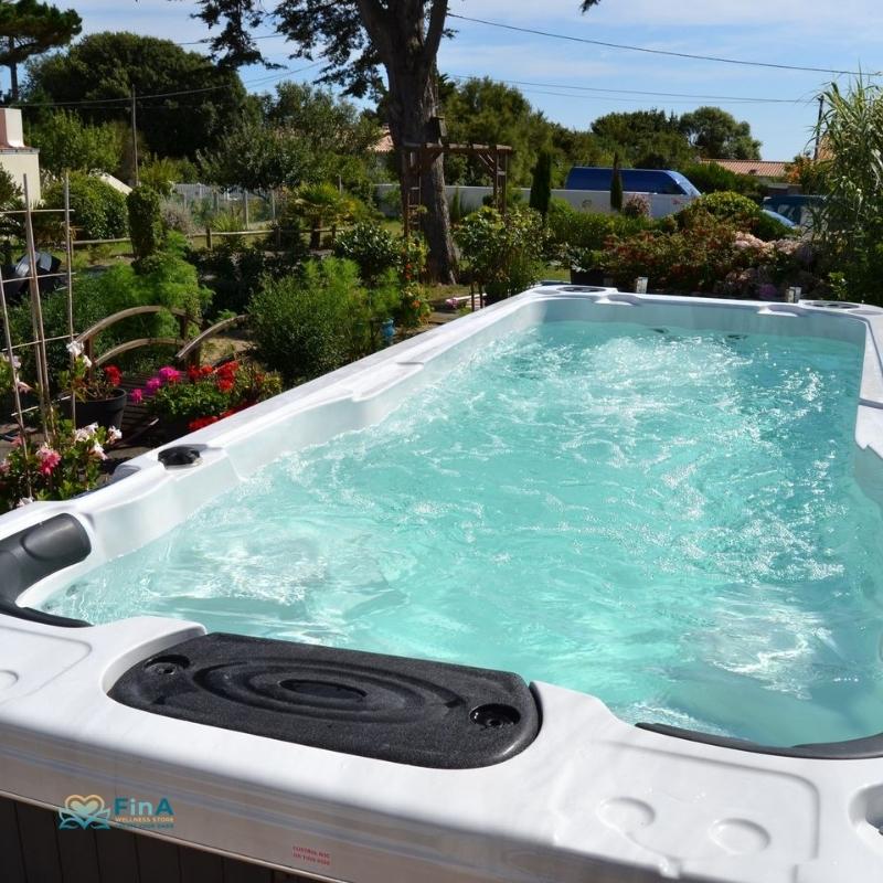 Swim Spa Passion Spas Activity 2 Deep im stilvollen Außenbereich – luxuriöse Wellness-Oase mit Holzdeck und Gartenlounge für maximale Entspannung.