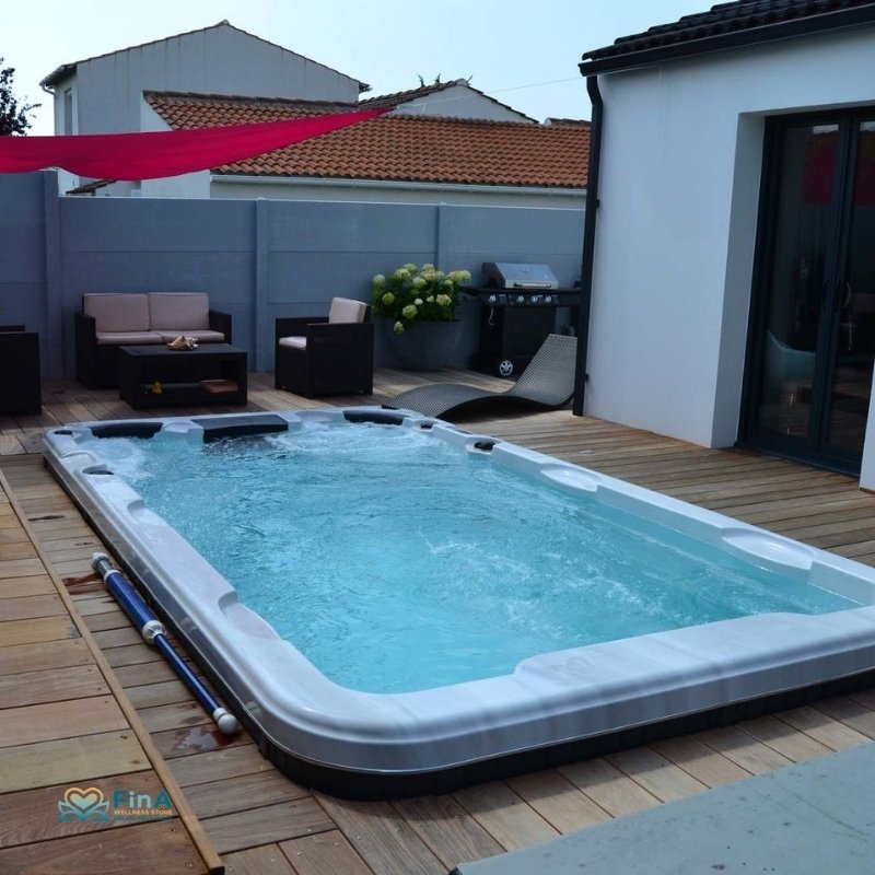 Swim Spa Activity 2 Deep im Garten mit Gegenstromanlage – perfekter Outdoor Whirlpool mit LED-Beleuchtung für Wellness & Schwimmtraining zuhause.