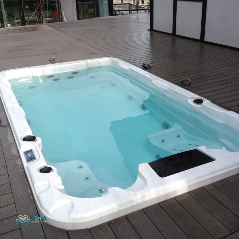 Aquatic 1 Swim Spa von Passion Spas – moderner Outdoor-Thermopool mit Massagedüsen auf Holzterrasse