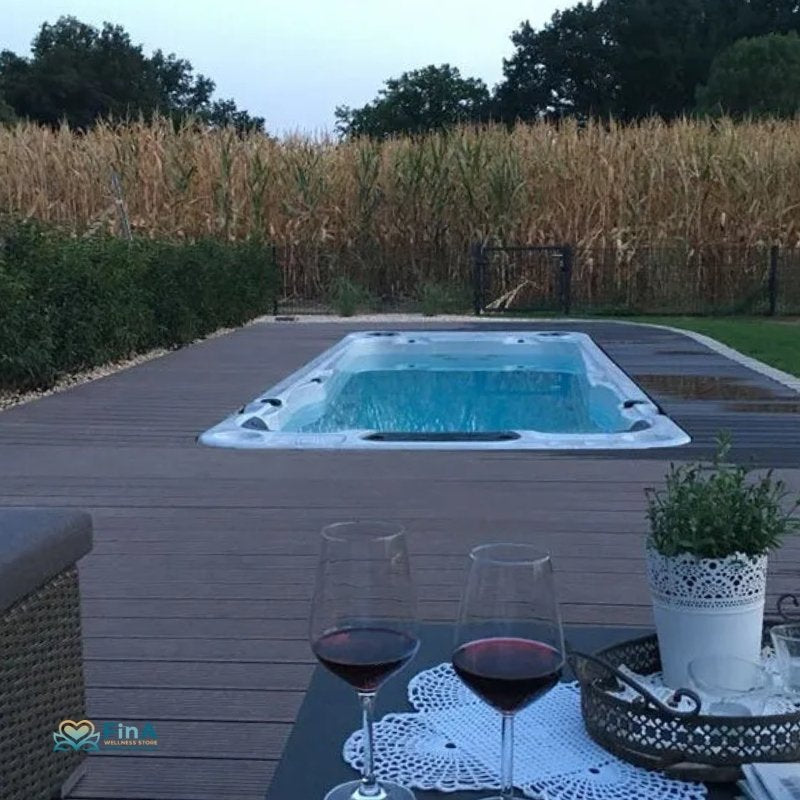 Swim Spa Passion Spas Aquatic 2 – luxuriöser Outdoor-Whirlpool eingebettet in Holzterrasse mit Blick auf Natur