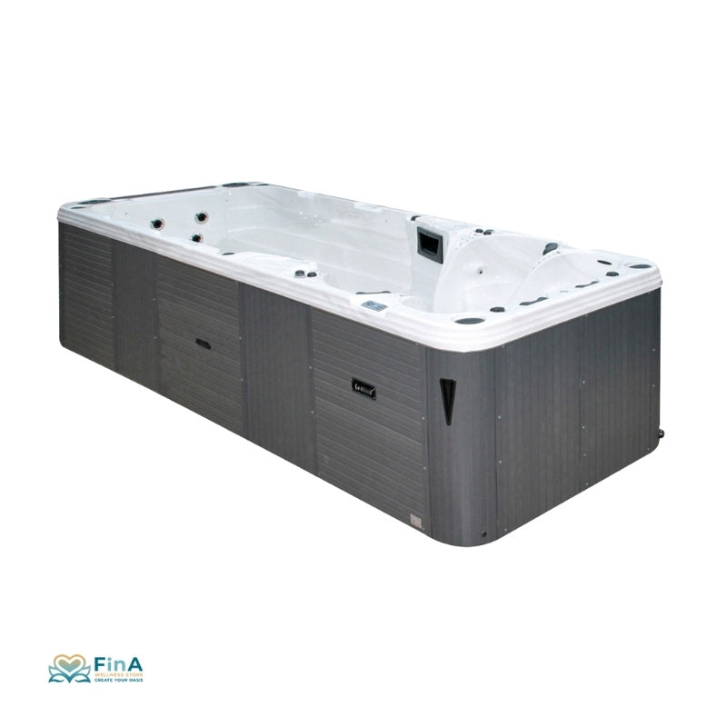 Seitenansicht Passion Spas Aquatic 5 – moderner Swim Spa mit grauer Verkleidung, LED-Beleuchtung und integrierter Audioanlage für stilvolle Wellnessmomente.
