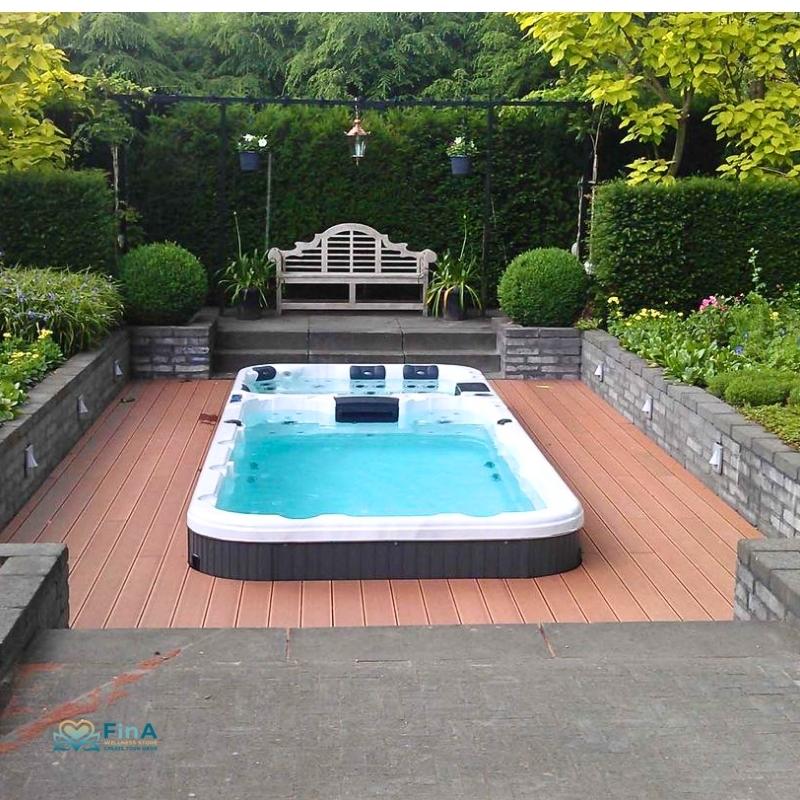 Swim Spa Dynamic von Passion Spas auf Holzdeck mit Panoramablick – exklusiver Outdoor-Whirlpool für Aquafitness und Wellness zuhause.