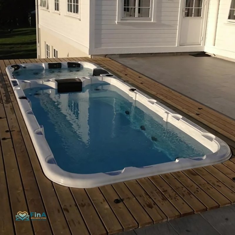 Swim Spa Dynamic Deep outdoor eingebaut – moderne Wellness-Oase im Garten mit zwei Personen im Whirlpoolbereich