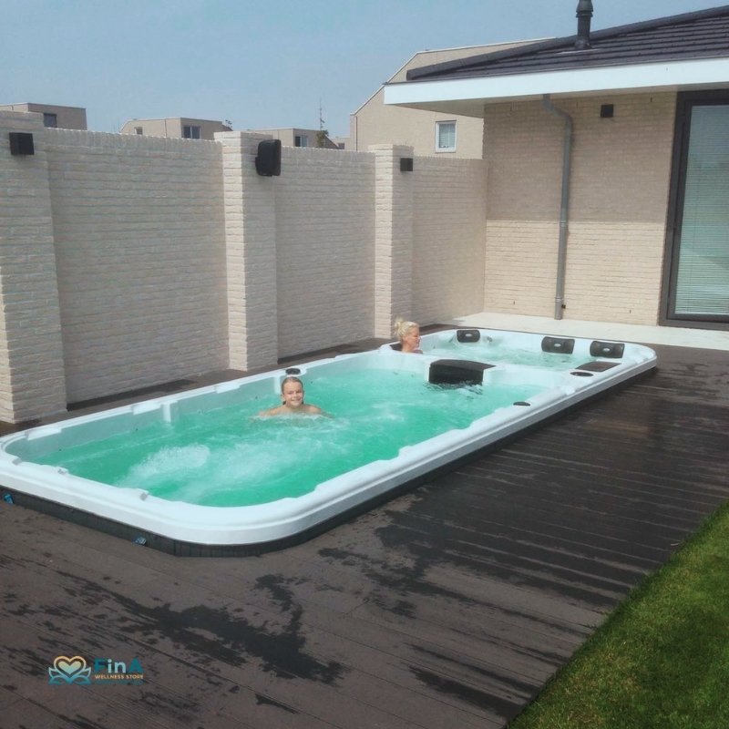 Swim Spa Dynamic Deep im Garten versenkt – luxuriöser Outdoor-Whirlpool mit Gegenstromanlage auf Holzterrasse