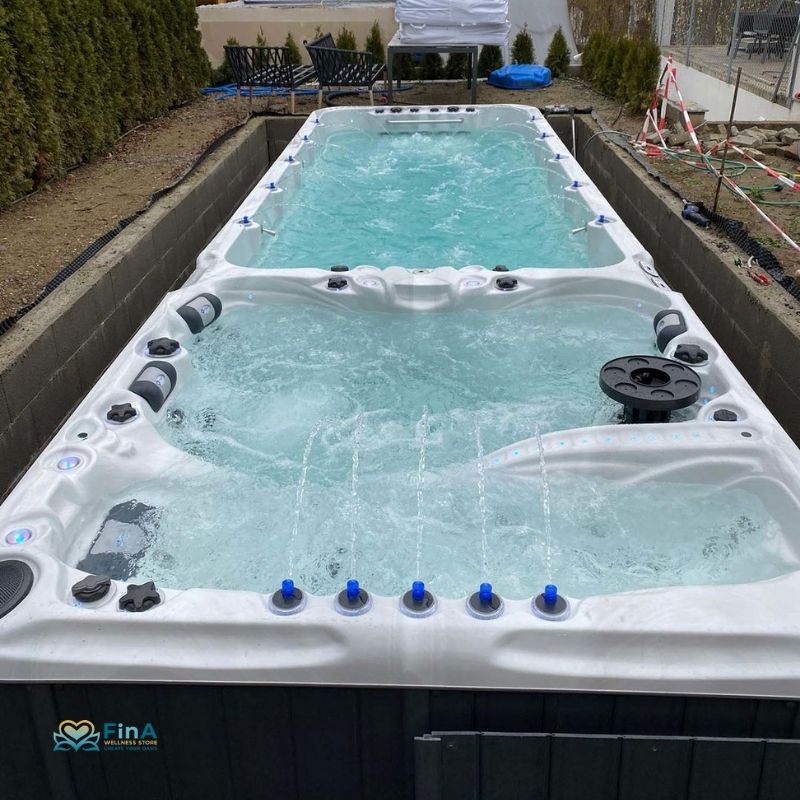 Eingelassener Swim Spa „Energy“ von Passion Spas im Garten – Whirlpool mit Massage- und Schwimmbereich im Einsatz