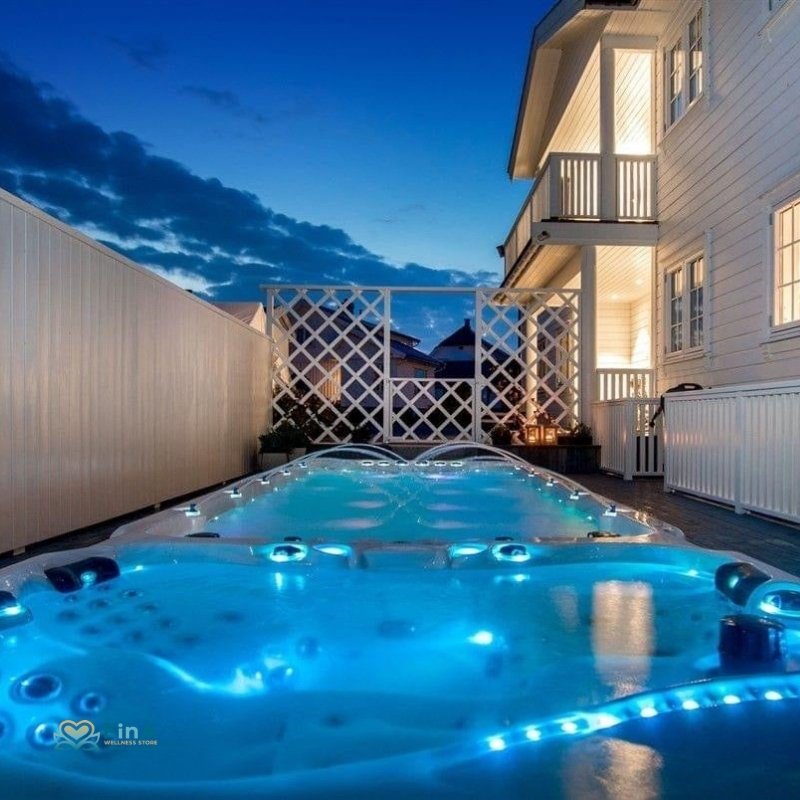 Swim Spa „Energy“ bei Nacht – stilvolle Outdoor-Installation mit stimmungsvollem LED-Licht und luxuriösem Ambiente