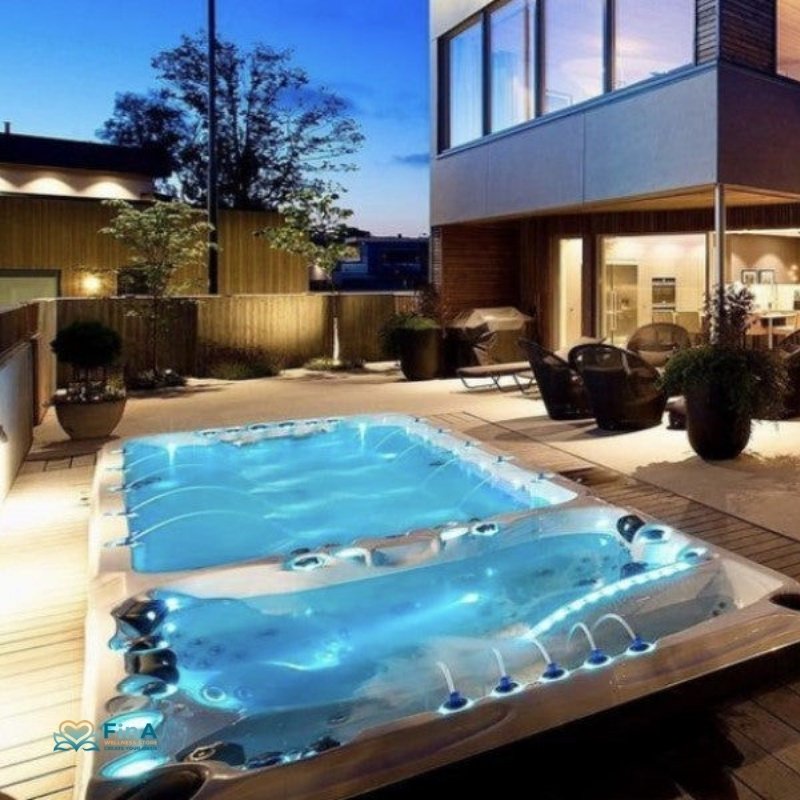 Swim Spa „Energy Deep“ im modernen Garten – stilvolle Abendaufnahme mit LED-Licht und großzügigem Whirlpoolbereich